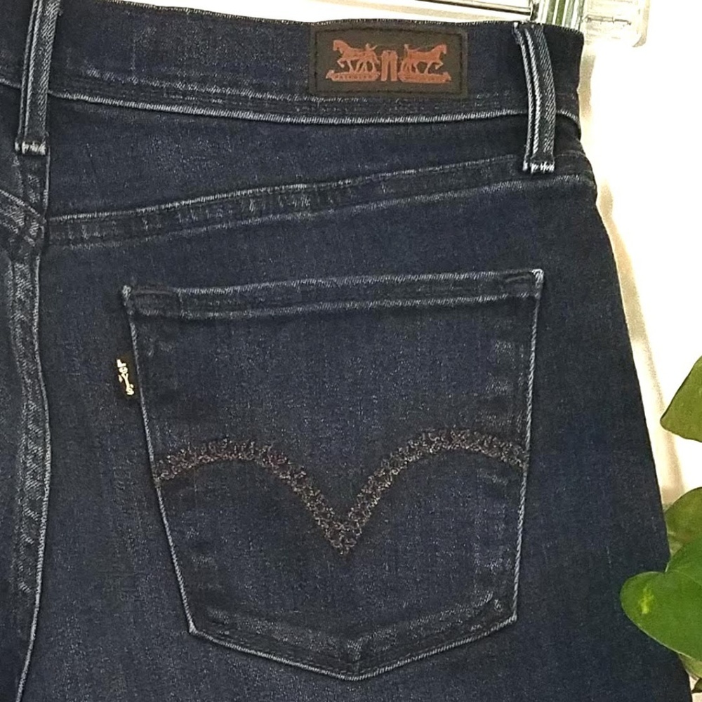 ~SOLD~Levi's 512 Perfectly Slimming Straight Jeans